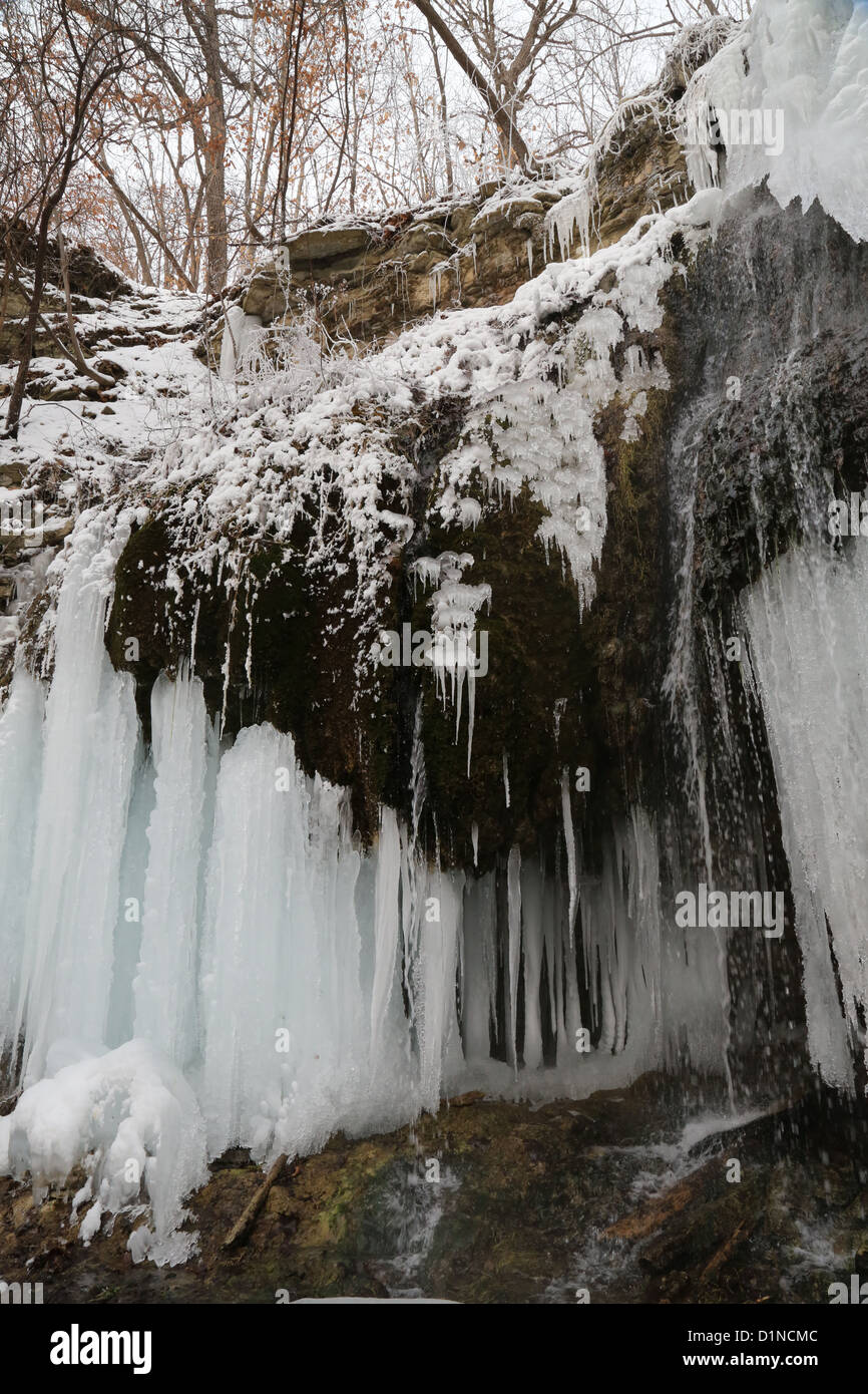 Ein gefrorener Wasserfall im Schatten fällt in St. Paul, Minnesota. Stockfoto