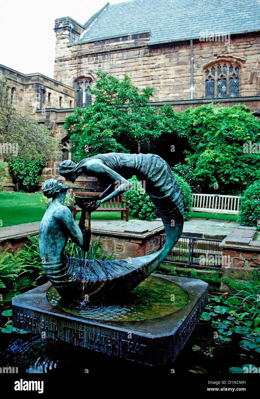 Bronze Skulptur mit dem Titel "Wasser des Lebens" von Stephen Broadbent, Chester Cathedral Stockfoto