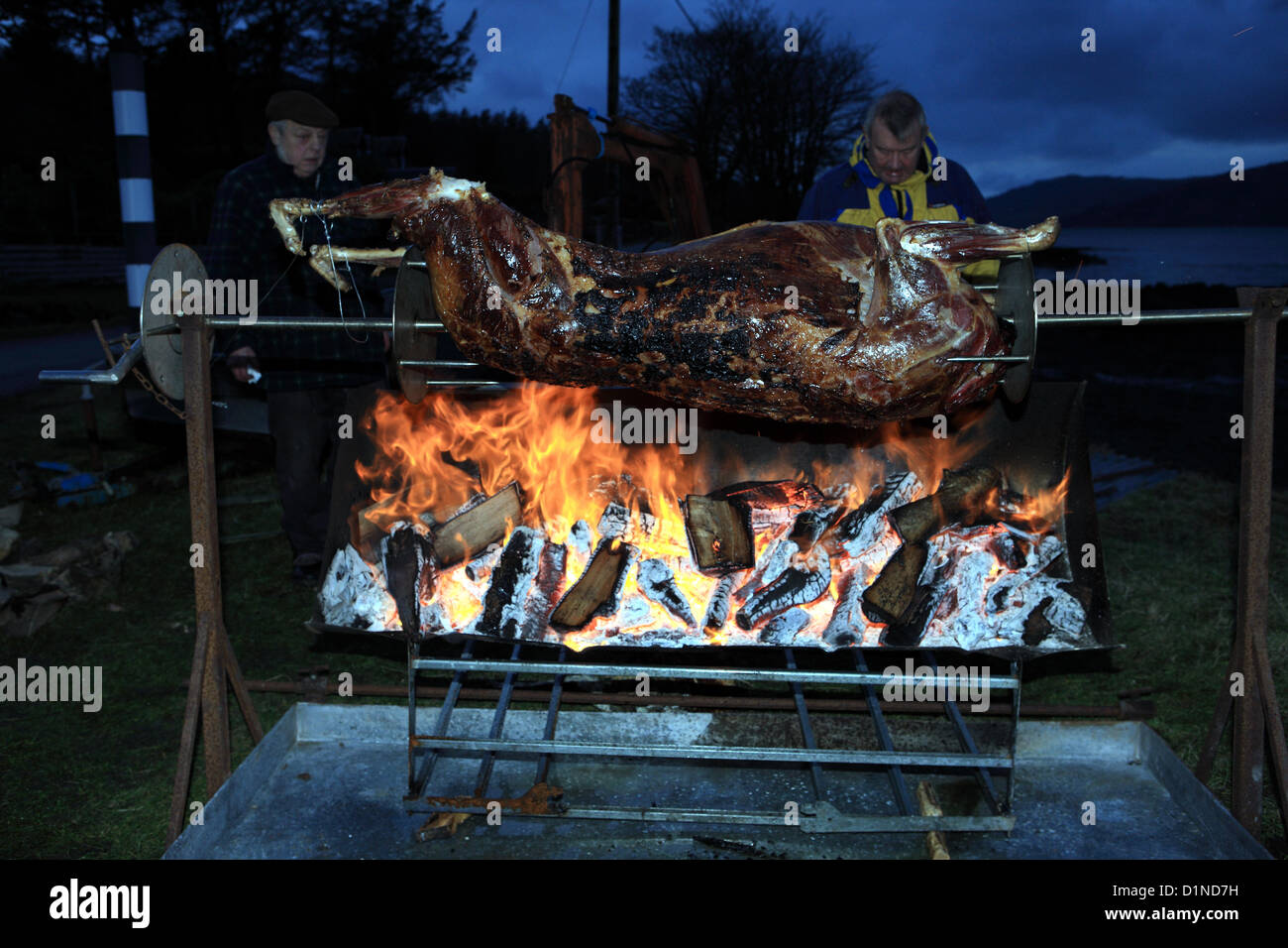 31. Dezember 2012 - erhalten Hogmanay Vorbereitungen im Gange auf der schottischen Isle of Mull, wie Einheimischen mit dem Kochen ein Schwein auf einer Split im Rahmen der Veranstaltung zu sehen, im Jahr 2013 beginnen. Stockfoto