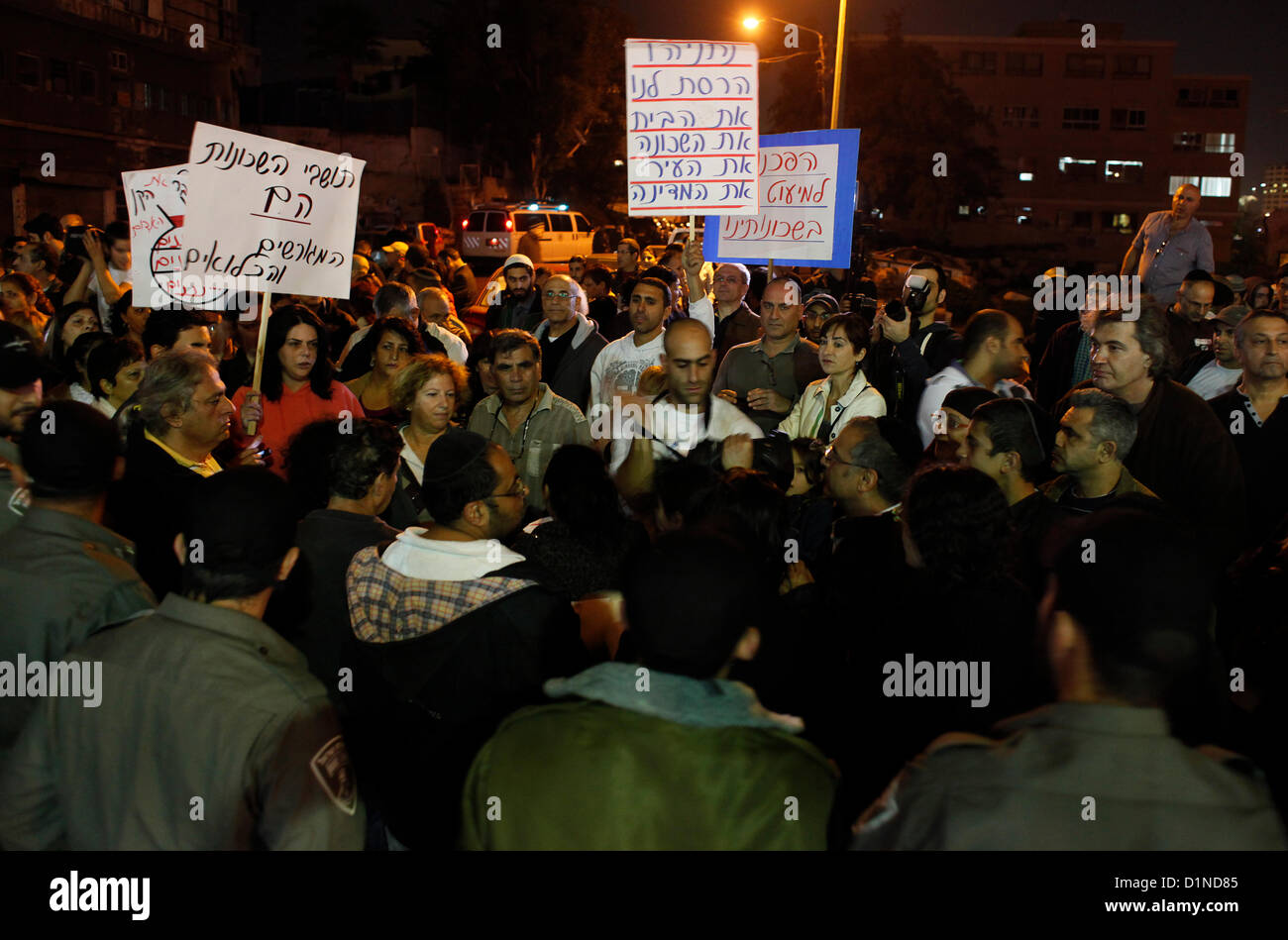 Israelische Grenzpolizisten blockieren Anti-Migranten-Demonstranten in Tel Aviv als Reaktion auf die Veröffentlichung eines Vorfalls, bei dem ein eritreischer Staatsbürger wegen des Vergewaltigens einer 83-jährigen Frau im Süden von Tel Aviv am 31. Dezember 2012 verhaftet wurde. Stockfoto