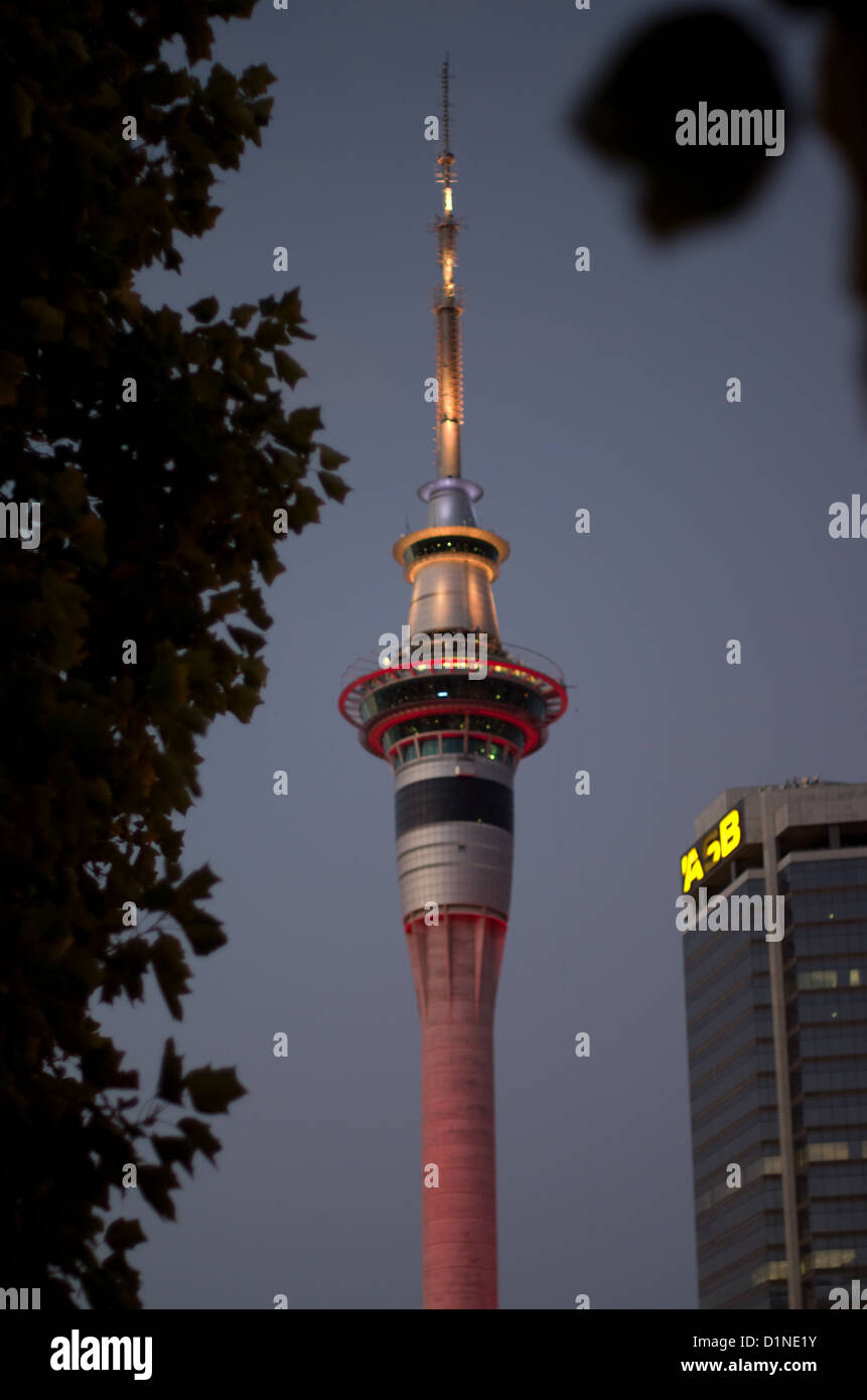 Ein Blick auf den Skytower in der Abenddämmerung, Auckland, Neuseeland Stockfoto