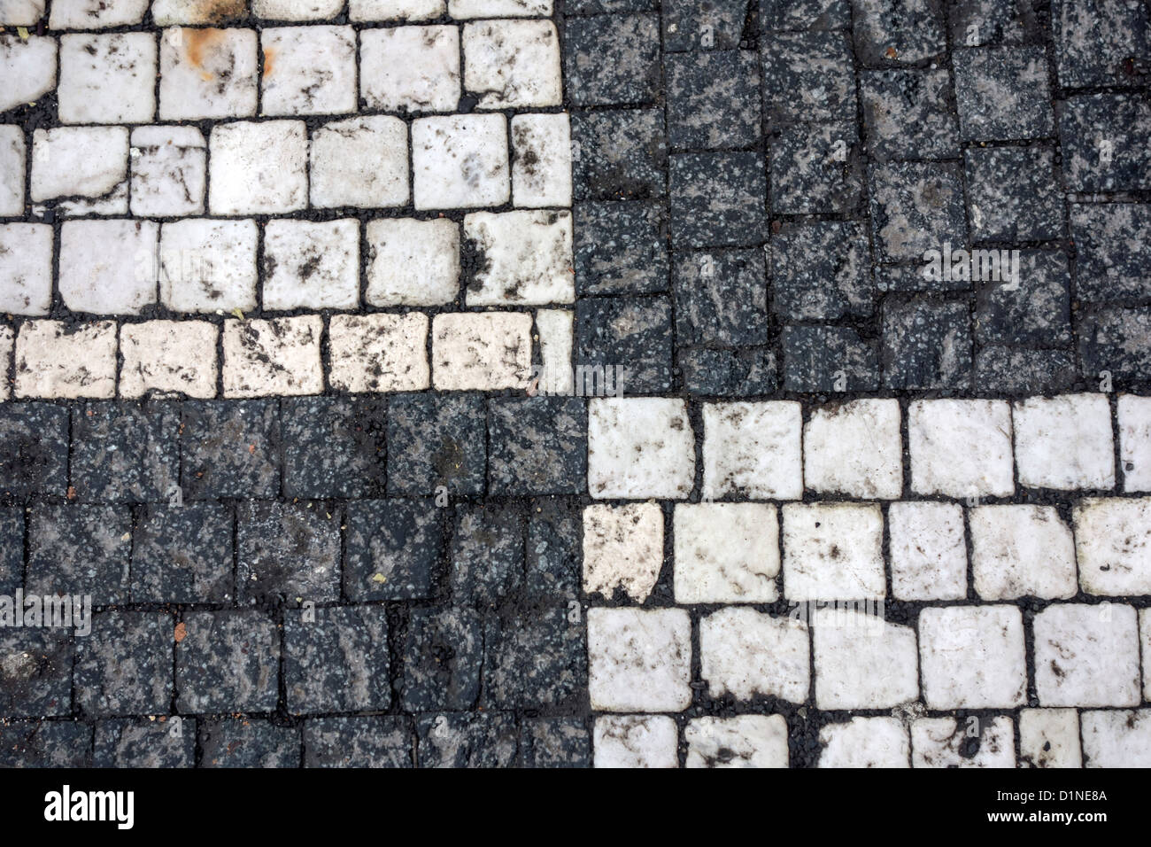 Textur der schwarzen und weißen Steinstruktur Straße in Prag Stockfoto