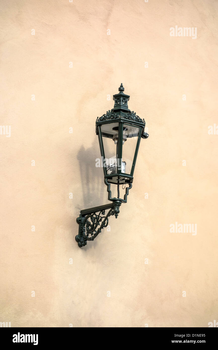 Alte Straße Licht Closeup auf Steinmauer in Prag Stockfoto