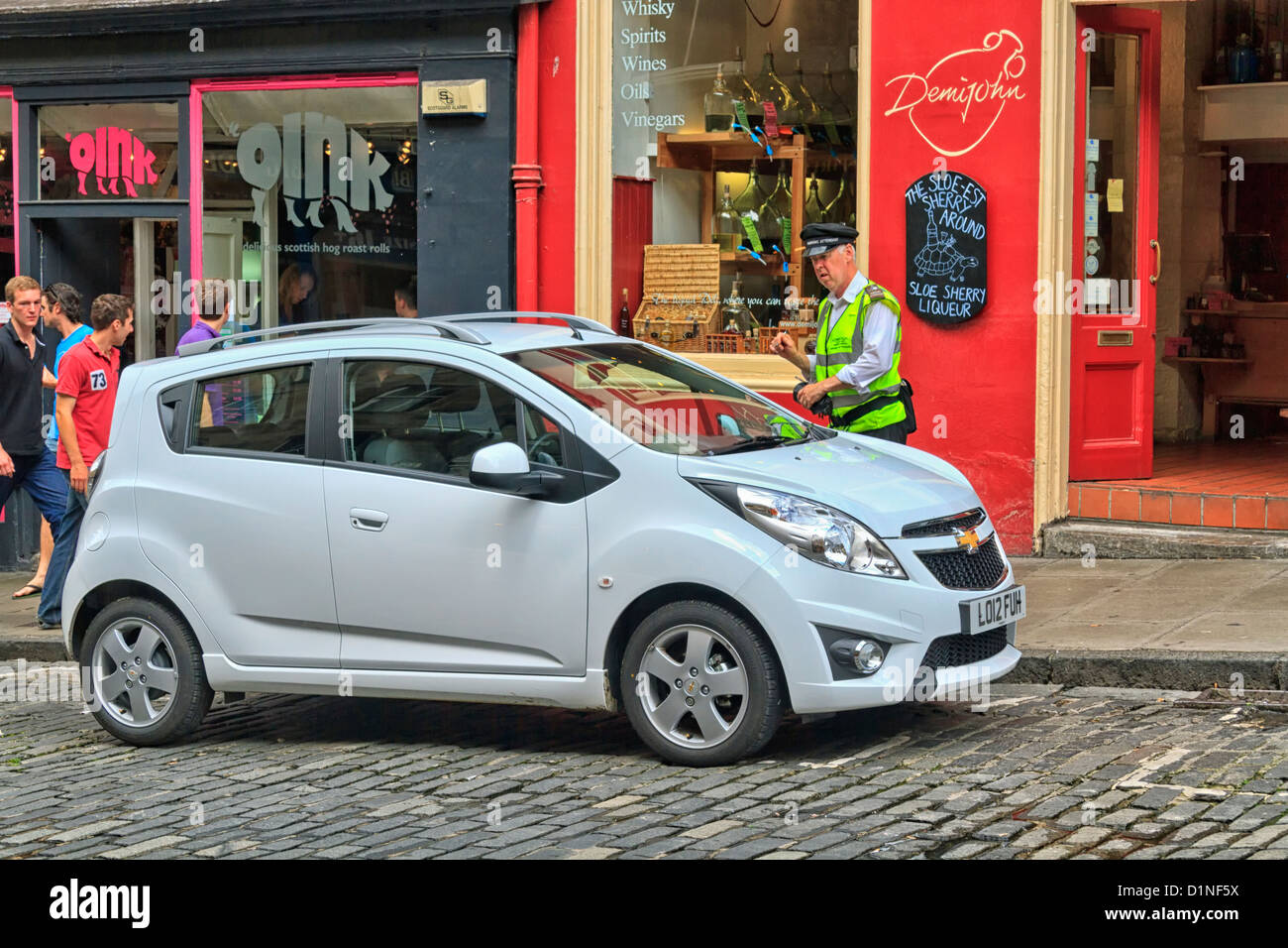 Geparkten Auto angezeigt wird durch eine Gemeinschaft Polizist, Edinburgh, Schottland Stockfoto