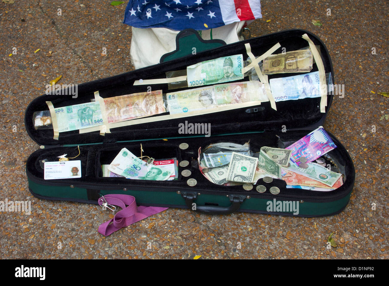 Straßenkünstler Ying Wei Geige bei des Tages nehmen und weltweite Währung. Lincoln Park Zoo, Chicago Stockfoto