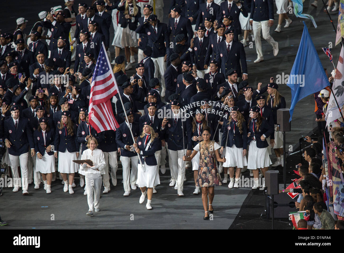 USA-Teamleiter von Fahnenträger Mariel Zagunis bei der Eröffnungsfeier, die Olympischen Spiele in London 2012 Stockfoto