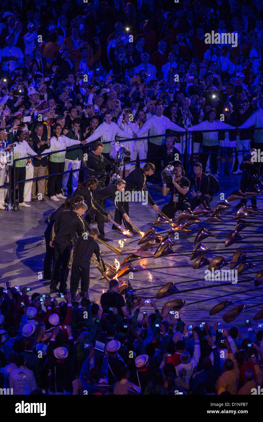 Beleuchtung der Olympischen Flamme bei der Eröffnungsfeier, die Olympischen Spiele in London 2012 Stockfoto