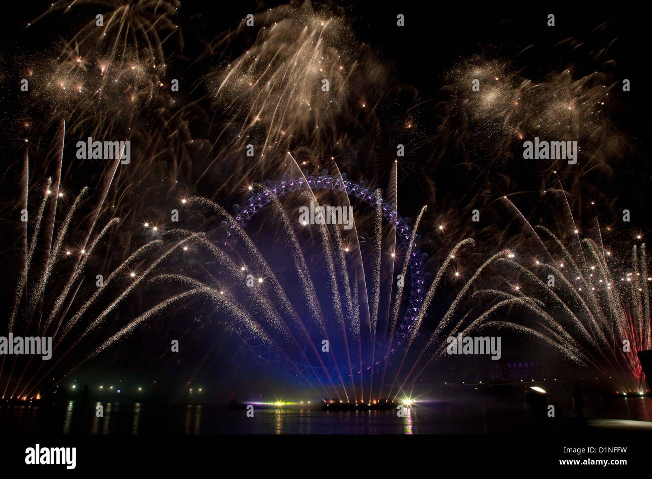 London, UK. 1. Januar 2013. Ein atemberaubendes Feuerwerk rund um die EDF Energy London Eye auf der Southbank gekauft im neuen Jahr. Bis zu 250.000 Personen verpackt an den Ufern der Themse, das Display mit Millionen mehr im Fernsehen sehen, in ganz Großbritannien zu sehen. Stockfoto