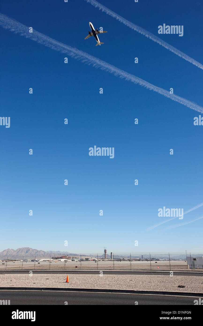 Flugzeug, Aufbruch in blauer Himmel mit Kondensstreifen am Ende der Start-und Landebahn an Mccarran international Airport Las Vegas Nevada, USA Stockfoto