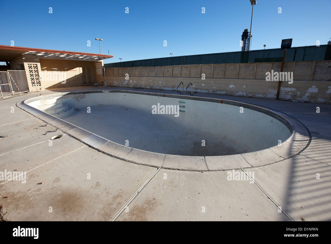 leere verlassene Schwimmbad im alten Motel auf dem Strip in Las Vegas Nevada, USA Stockfoto