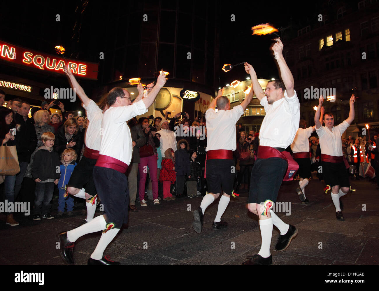 Tänzer mit Fackeln Newcastle neu Silvester 2012 feiern oder winter Karneval North East England UK Stockfoto