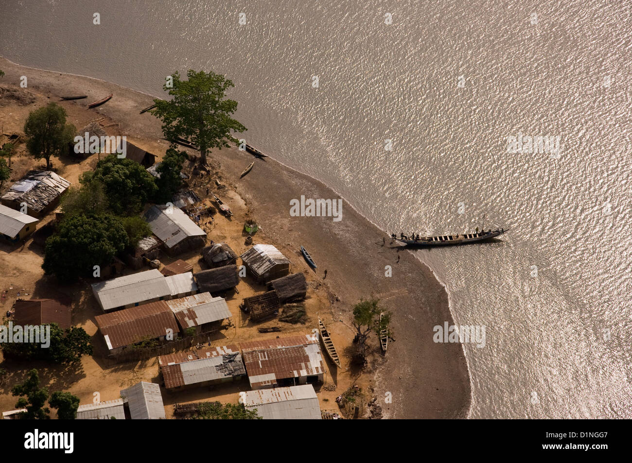 Flug zum Flughafen Lungi, Sierra Leone, Luftbild Piroge und Dorf am Fluss Sierra Leone mit der Fähre. Stockfoto