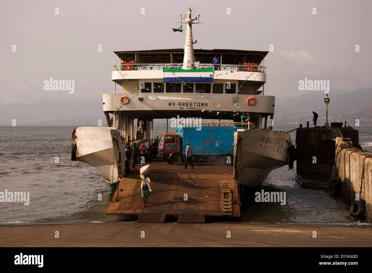 Lungi-Town, Sierra Leone, 30. 2011. April: Ein Foto eines Fähren-Schiffs aus Sierra Leone, das seine Waren am Lungi Pier ablädt. Stockfoto