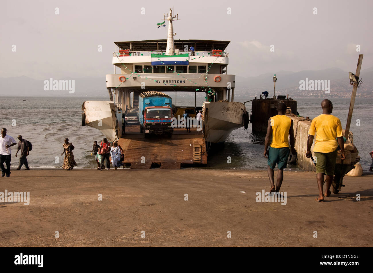 Foto einer der vielen täglichen Fähren, die zwischen Lungi-Town und der Hauptstadt von Sierra Leone, Freetown, verkehren. Stockfoto