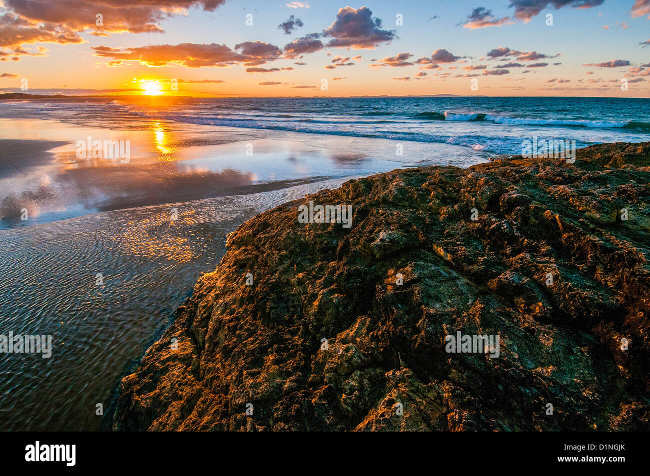 Sonnenuntergang am Flinders Beach, North Stradbroke Island, Queensland, Australien Stockfoto