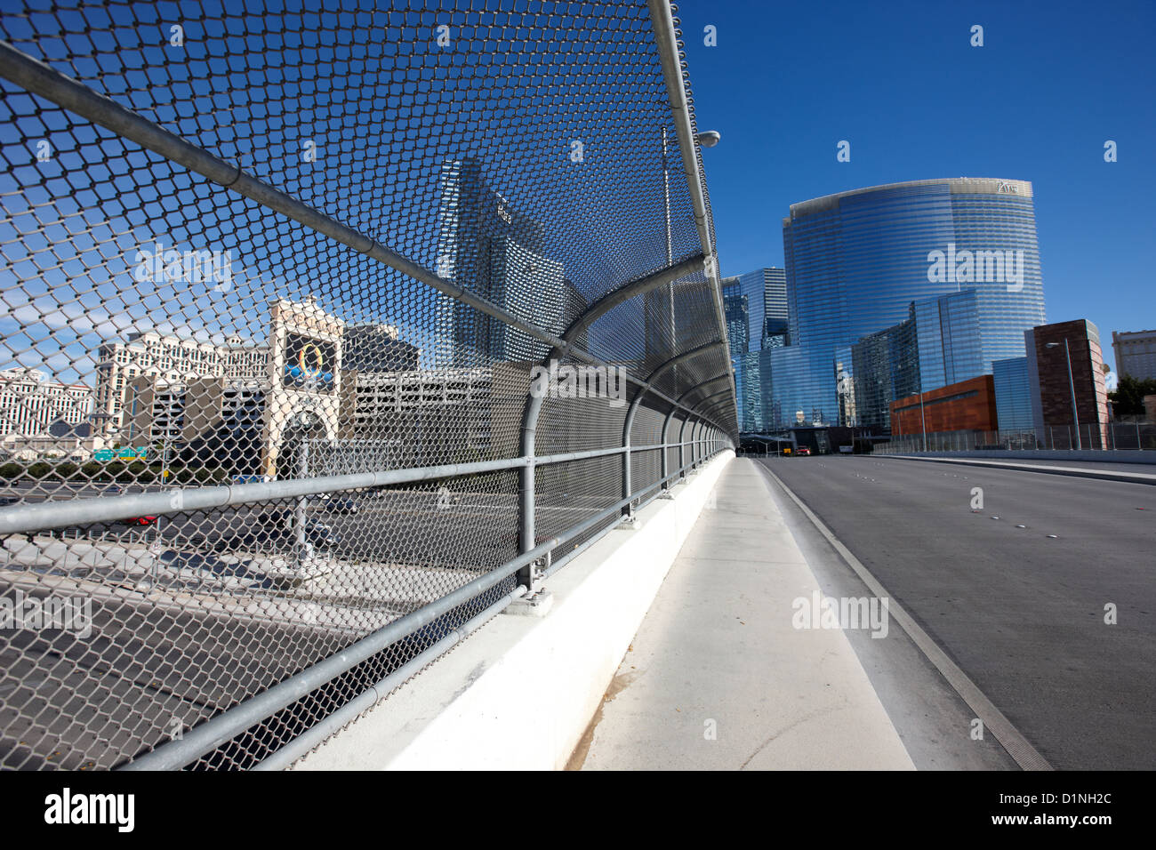 Sicherheitssieb Kette Link Zaun und Gehweg über i-15 Autobahn in Las Vegas Nevada, USA Stockfoto