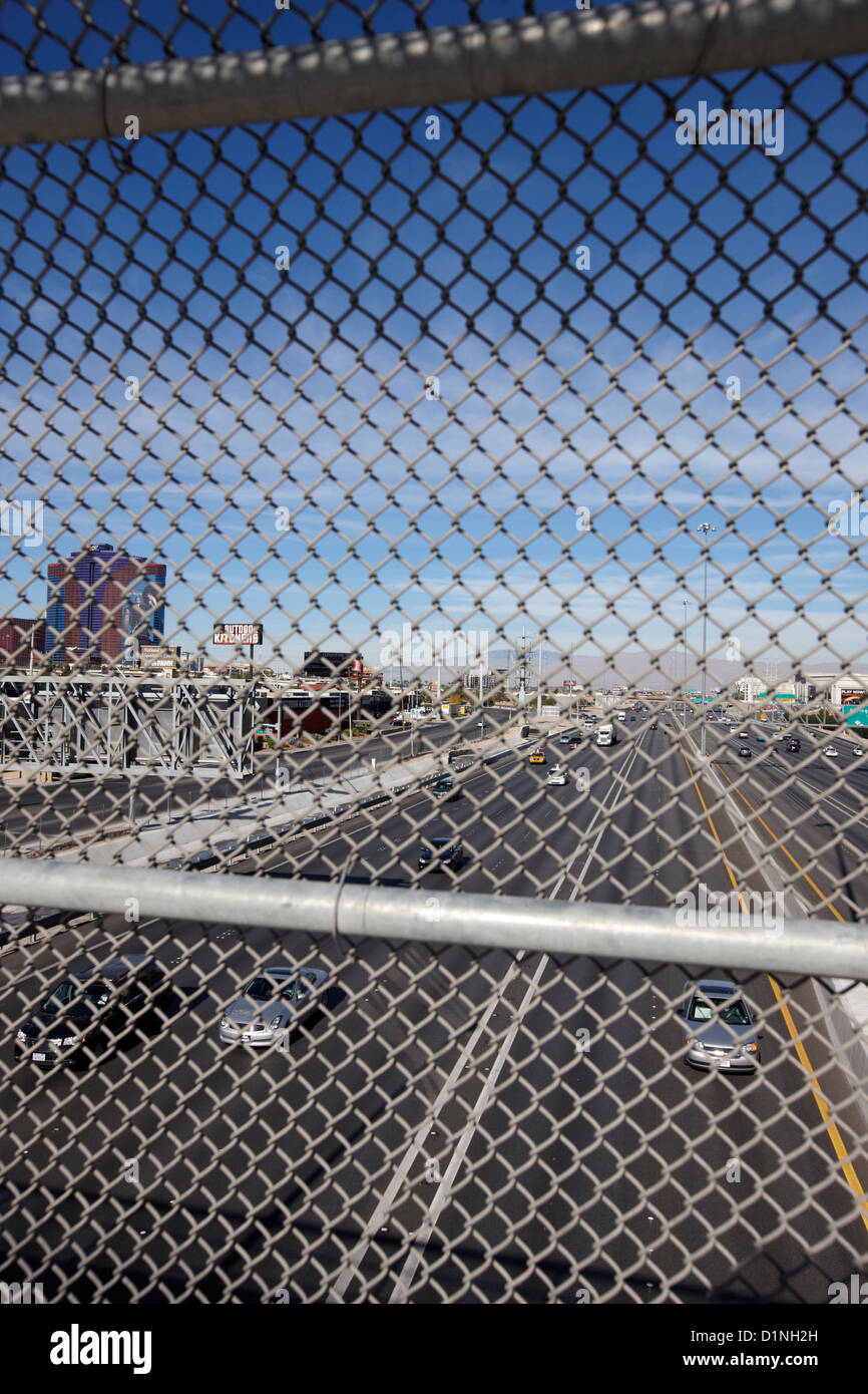 Kette Link Zaun Schutzschirm über i-15 Autobahn in Las Vegas Nevada, USA Stockfoto