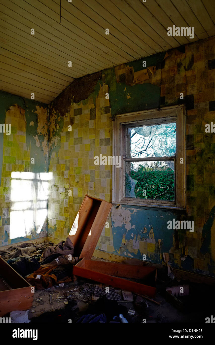 Verlassene Wohnzimmer in einem Olod Bauernhaus Stockfoto