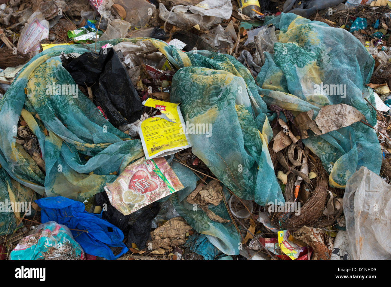 Weggeworfene Müll mit Plastiktüten in der indischen Landschaft Stockfoto