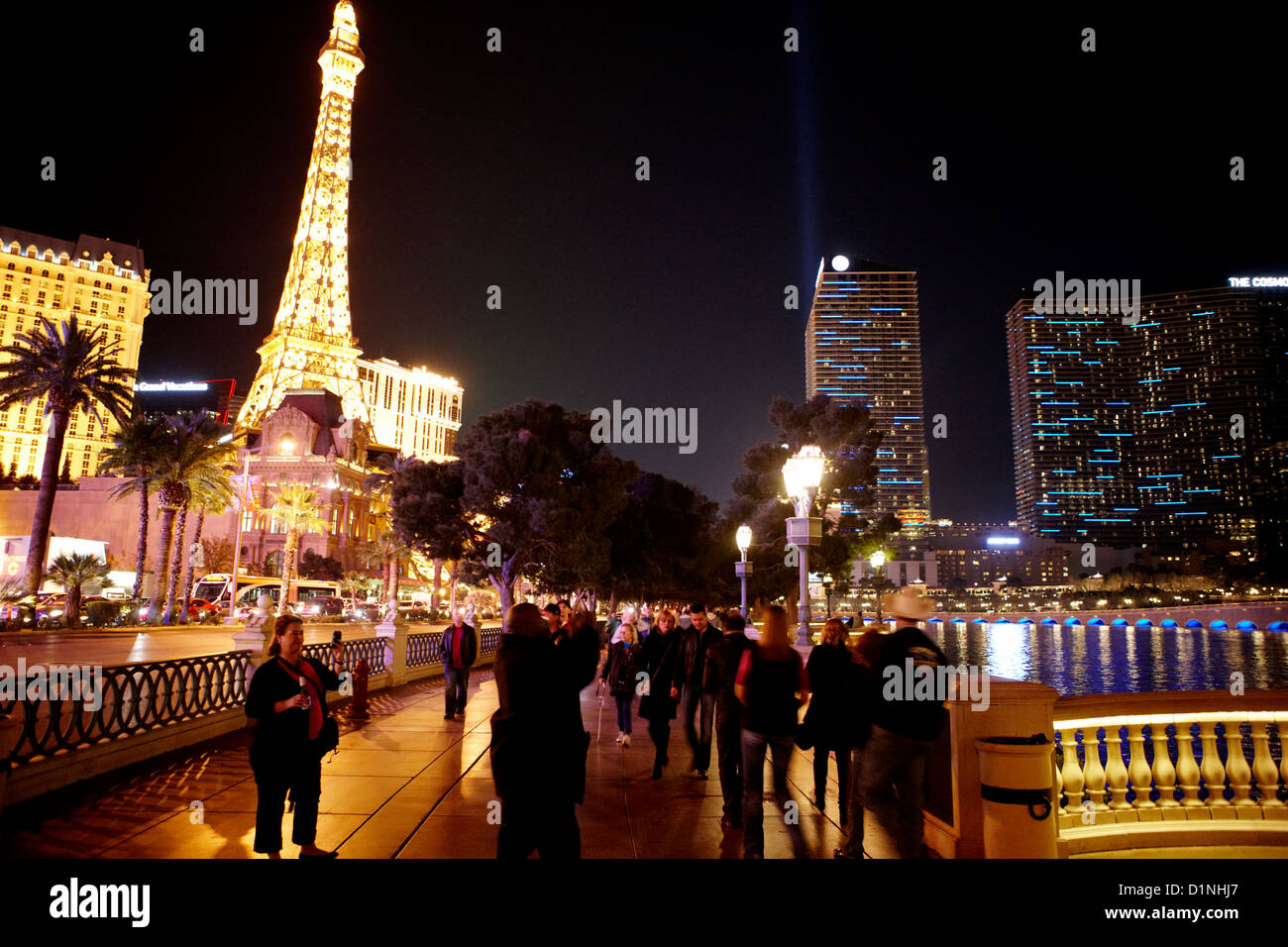 Massen zu Fuß entlang des Las Vegas Boulevard nachts Nevada USA Stockfoto