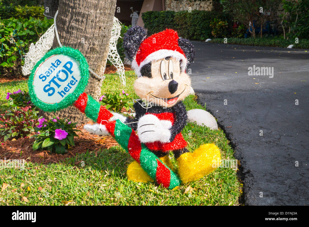 USA Florida Palm Beach Shores Mickey Maus Weihnachten Deko Figur - Santa  stop hier Leuchtreklame Palme Stockfotografie - Alamy