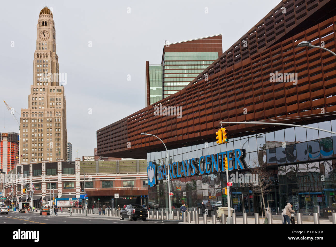 Barclays Center ist ein Mehrzweck-indoor-Arena in Brooklyn, New York. Williamsburg Savings Bank Tower ist auf der linken Seite. Stockfoto