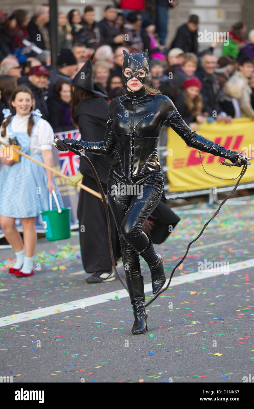 Londoner New Year es Day Parade 2013, England, UK. 01.01.2013 führt Catwoman mit London Borough of Hounslow bei der Londoner Neujahr Parade, Zentral-London, UK. Bildnachweis: Jeff Gilbert / Alamy Live News Stockfoto