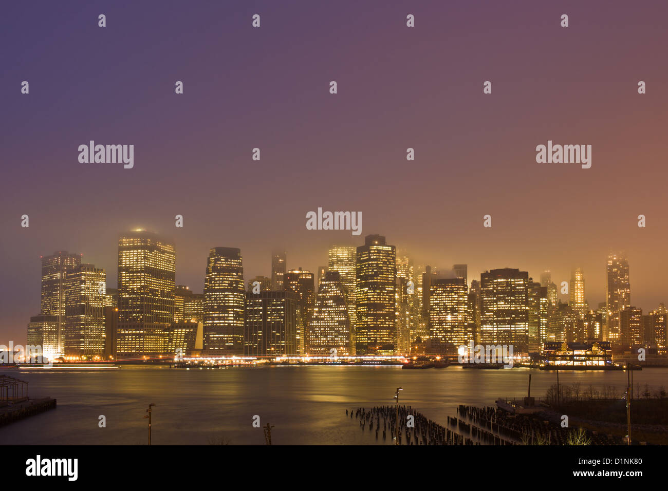 Blick auf lower Manhattan aus Brooklyn Heights, im Nebel Stockfoto