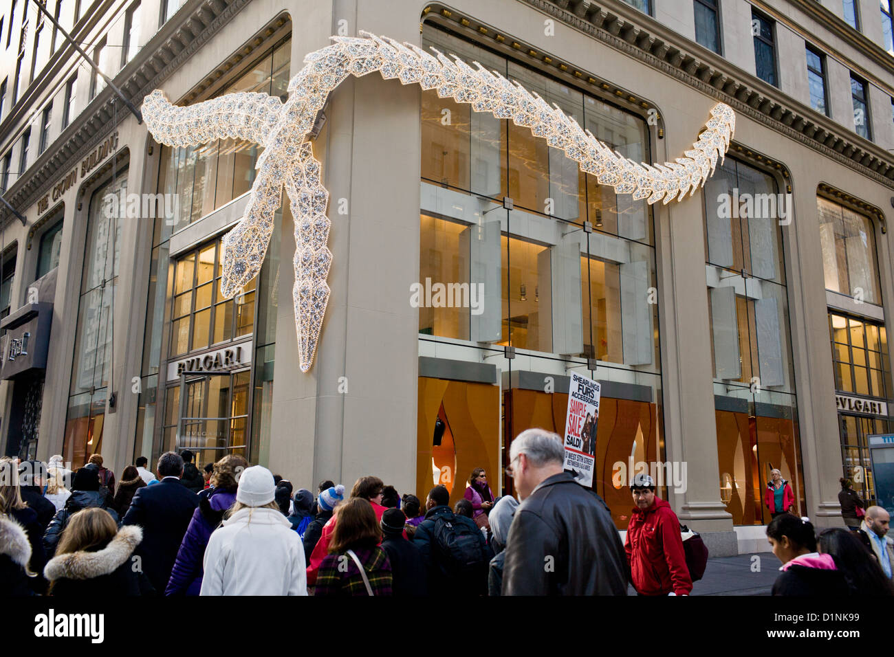 Bulgari zur Weihnachtszeit, Fifth Avenue, Manhattan, New York City Stockfoto