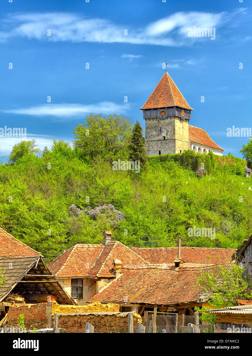 Siebenbürgischen Dorf Rodbav mit der Kirche auf dem Hügel, Rumänien. Stockfoto