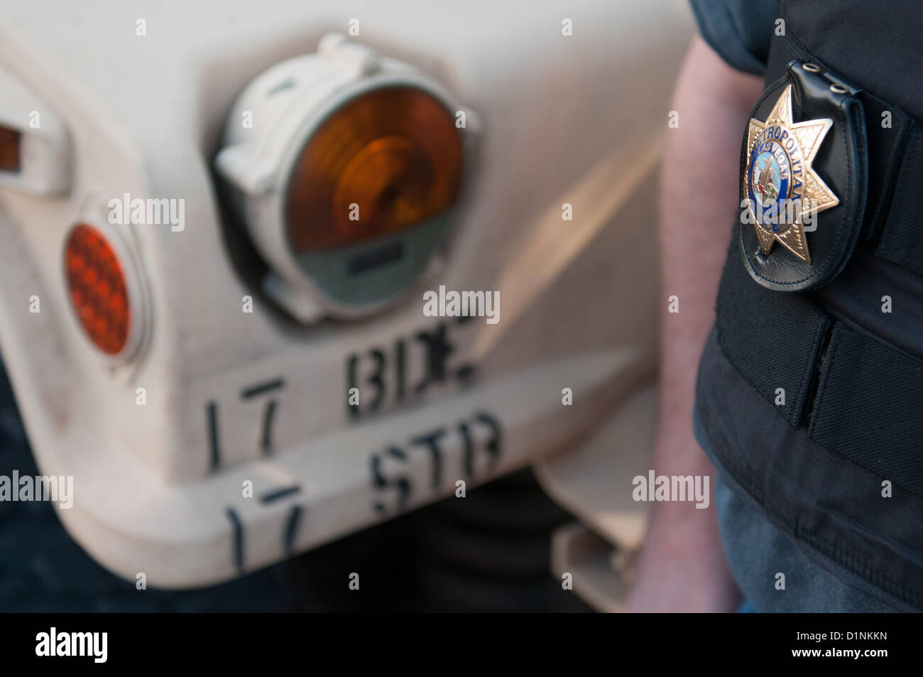 SPC. Rainier Frost von der 137. Militärpolizeikompanie bewacht ein Tor während der Operation Wachmann Wächter am 30. Dezember 2012. Die Operation ist Teil der Rolle der Nationalgarde bei der Aufrechterhaltung der Sicherheit während der Silvesterzeit in Nevada. Stockfoto