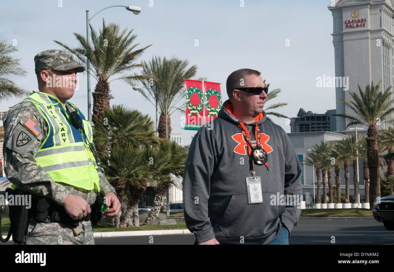 SPC. Rainier Frost von der 137. Militärpolizeikompanie führt während der Operation Vigilant Sentinel in Las Vegas (Nevada) Sicherheitsaufgaben durch. Stockfoto