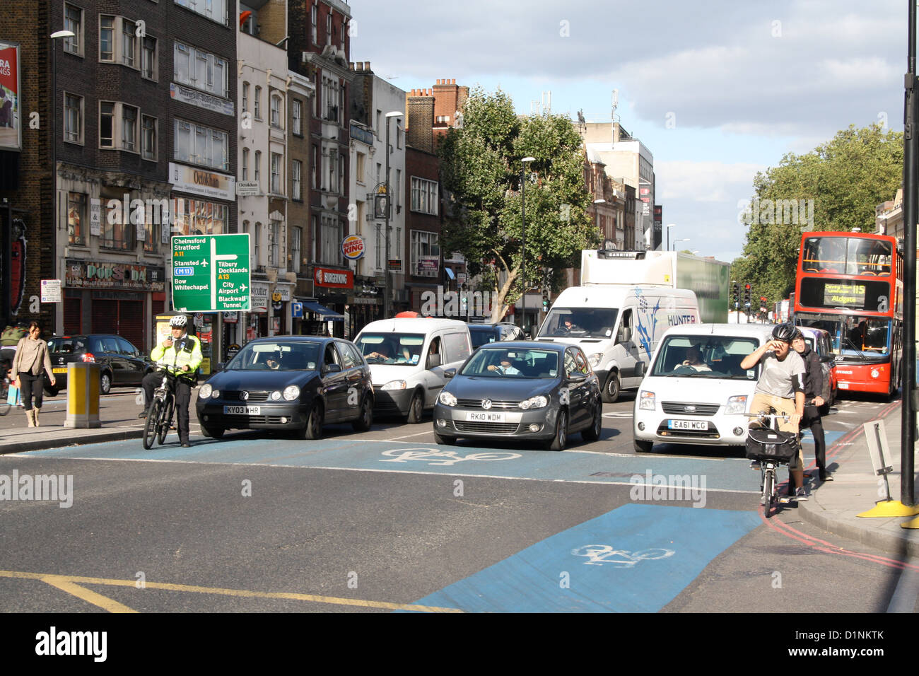 Berufsverkehr auf der A11 in Whitechapel, East London, Großbritannien Stockfoto