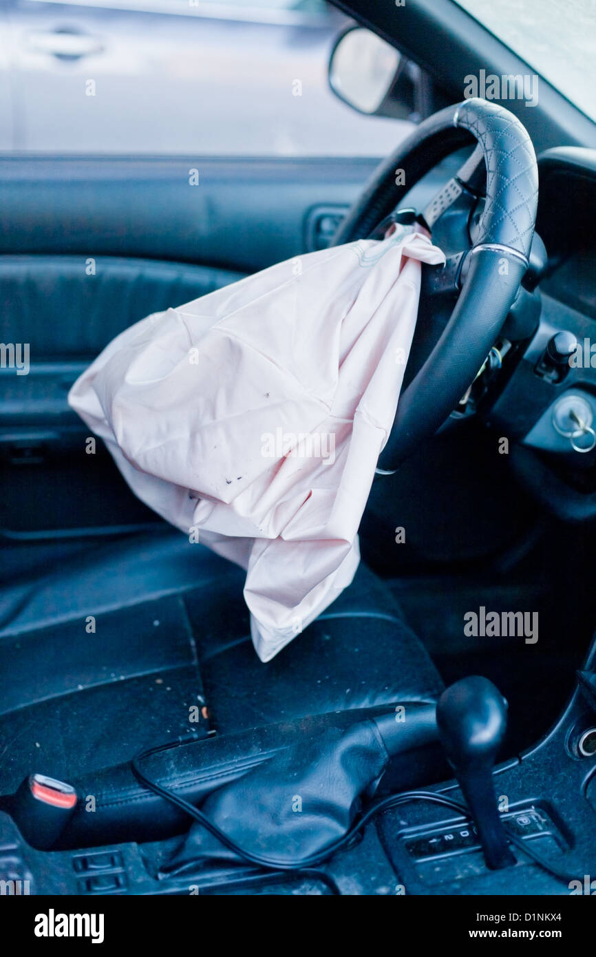 Eine bereitgestellte Airbag nach einem Autounfall Stockfoto