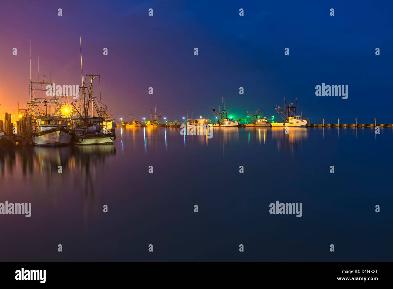 Rockport-Fulton Marina mit kommerziellen Fischerboote am Abend, Golf von Mexiko, Texas, USA Stockfoto