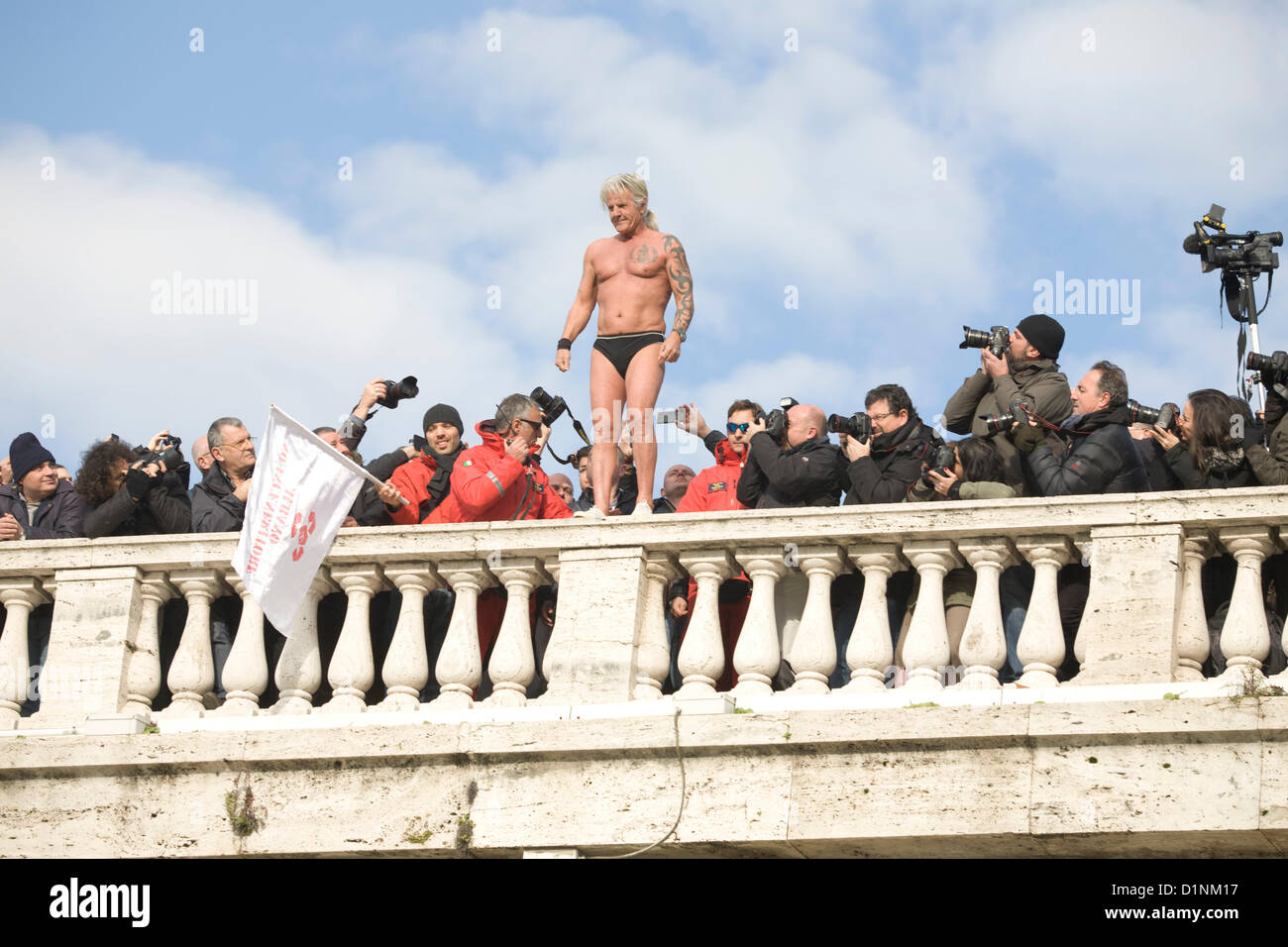 1. Januar 2013, Rom. Ein Mann bereitet den Fluss Tiber von einer Brücke in Rom als Teil der traditionellen feiern das neue Jahr und Fortführung einer Tradition, die zurückgeht bis 1946 einläuten eintauchen Stockfoto