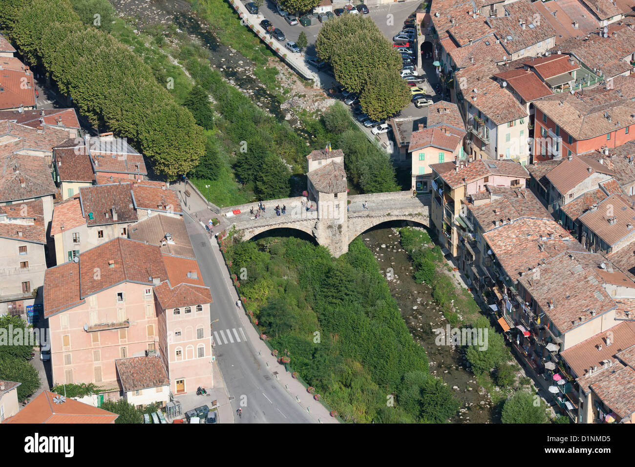 LUFTAUFNAHME. Historische alte Mautbrücke auf der alten Salzstraße von Nizza nach Turin. Am Fluss Bévéra, Sospel, im Hinterland der französischen Riviera, Frankreich. Stockfoto