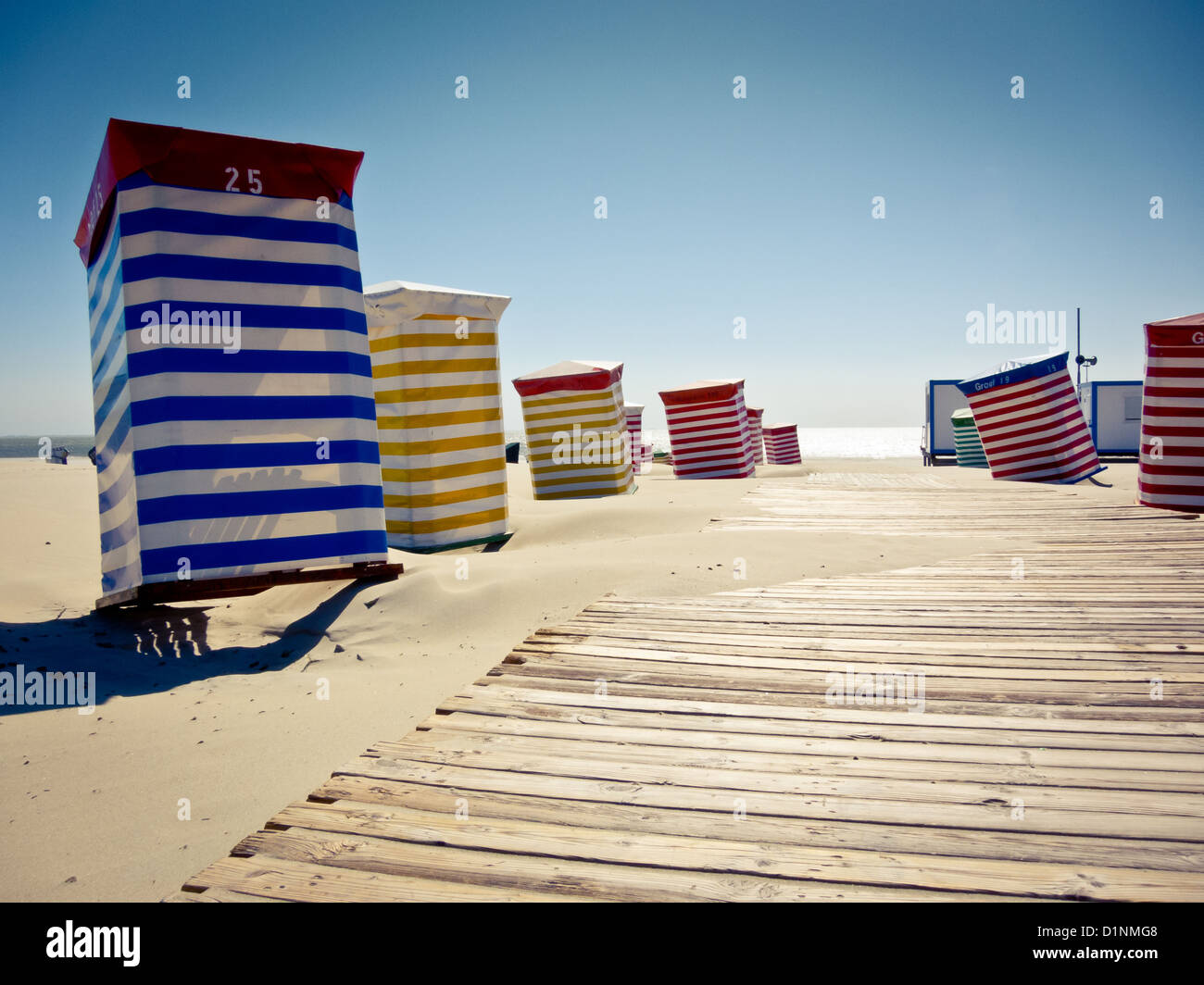 Bunte Strandkörbe im deutschen Stil auf der Insel Borkum, Blick auf das Wattenmeer Stockfoto