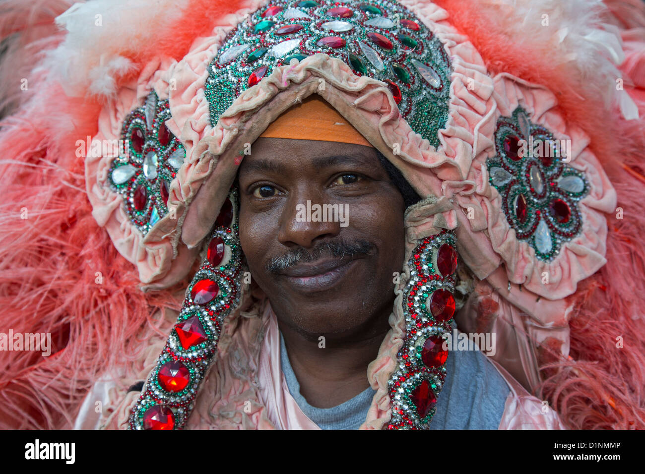 New Orleans, Louisiana - ein afrikanisch-amerikanischer Mann gekleidet in Tracht im French Quarter. Stockfoto