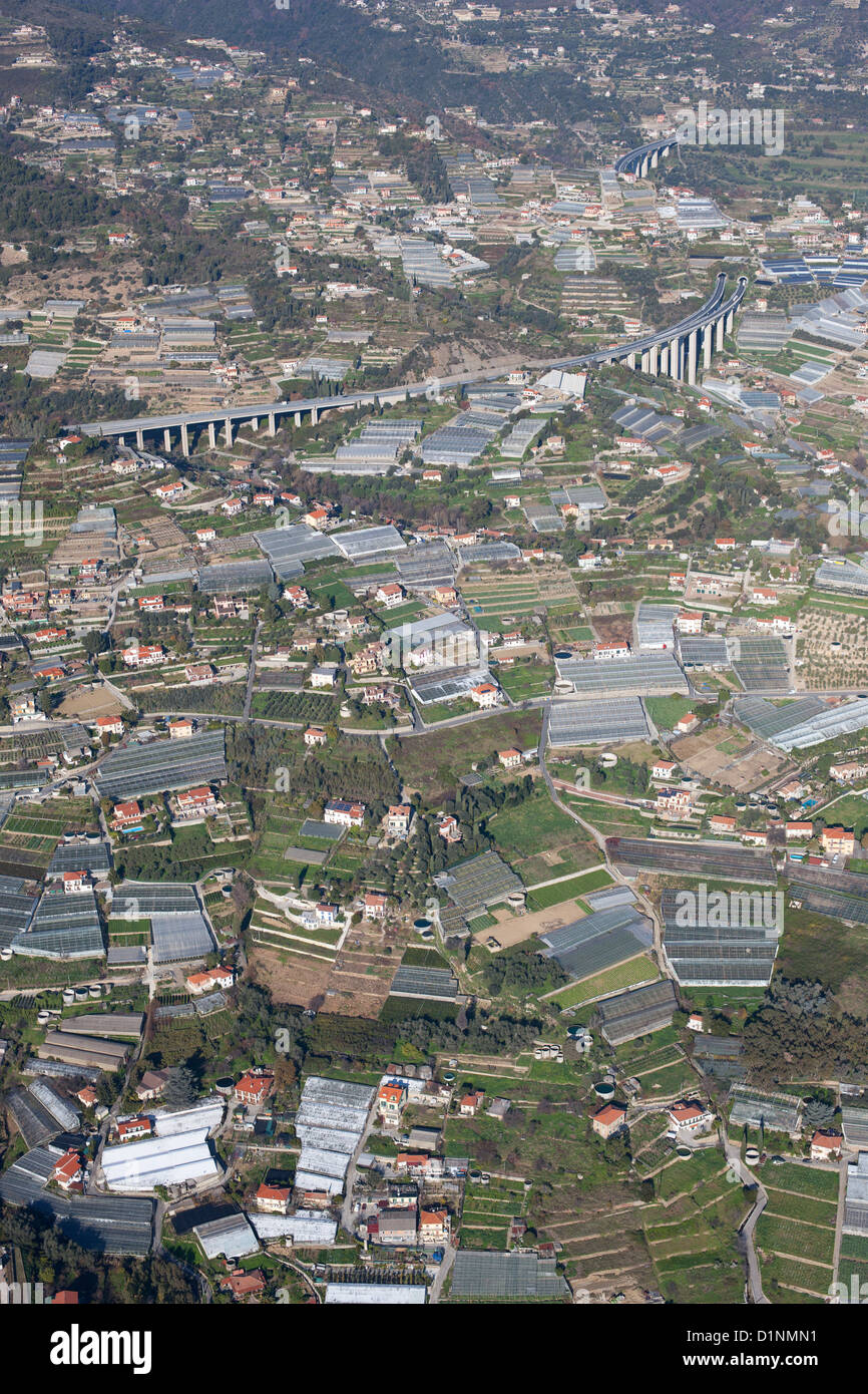 LUFTAUFNAHME. Gewächshäuser in der Landschaft am Stadtrand von San Remo. Provinz Imperia, Ligurien, Italien. Stockfoto