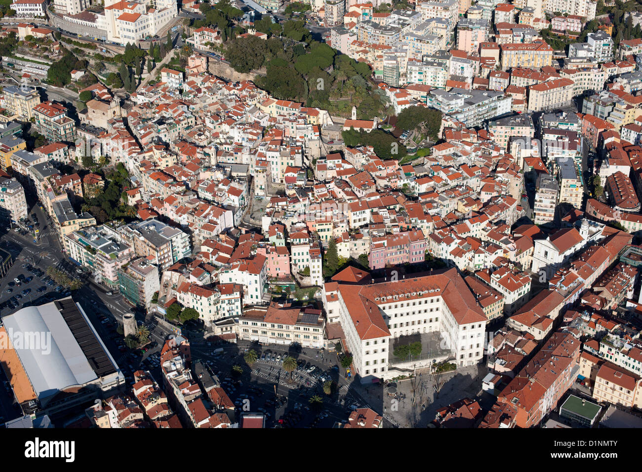 LUFTAUFNAHME. Die Altstadt von San Remo. Provinz Imperia, Ligurien, Italien. Stockfoto