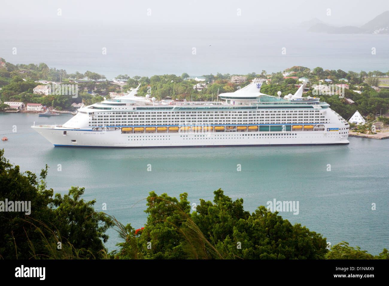 Das Kreuzfahrtschiff "Adventure of the Seas" in Castries Hafen, St. Lucia, Karibik, West Indies Stockfoto