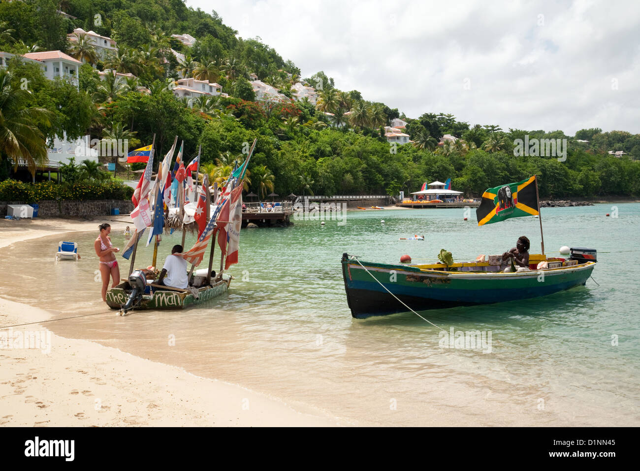 Karibischer Strand, Windjammer Bay, mit dem Obstmann in seinem Boot, der Obst verkauft, und das Wassertaxi, St. Lucia, Windward Islands, Caribbean West Indies Stockfoto