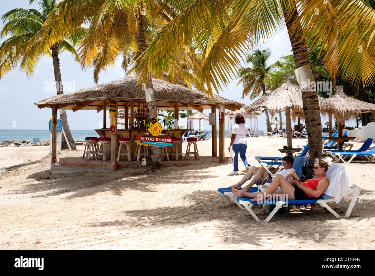 Leute, Sonnenbaden am Strand an der Bar, Windjammer Landing, St. Lucia, Karibik West Indies Stockfoto