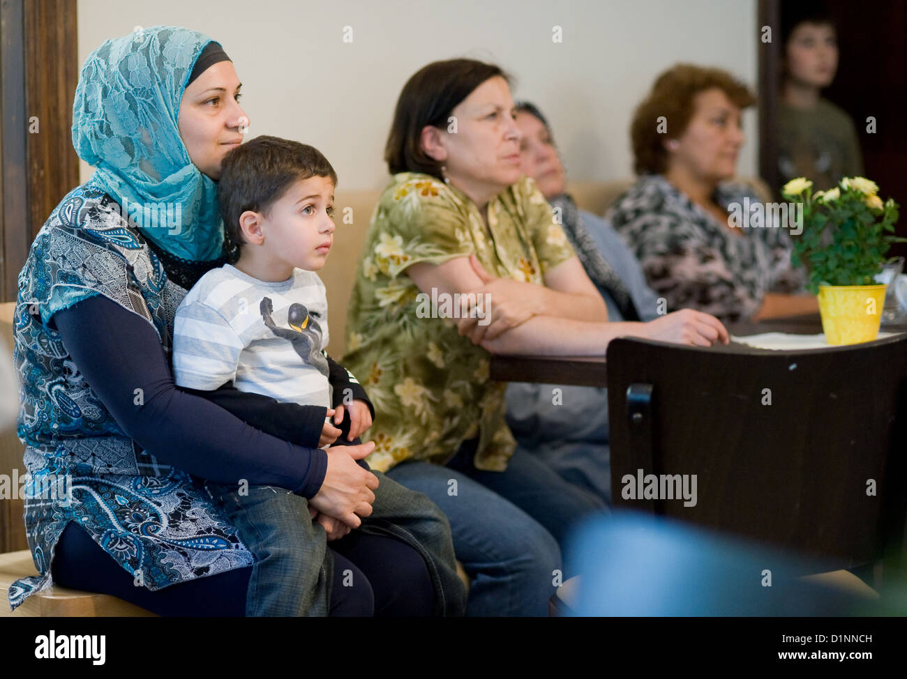 Berlin, Deutschland, Muslime in einer Nachbarschaft Sitzung Stockfoto