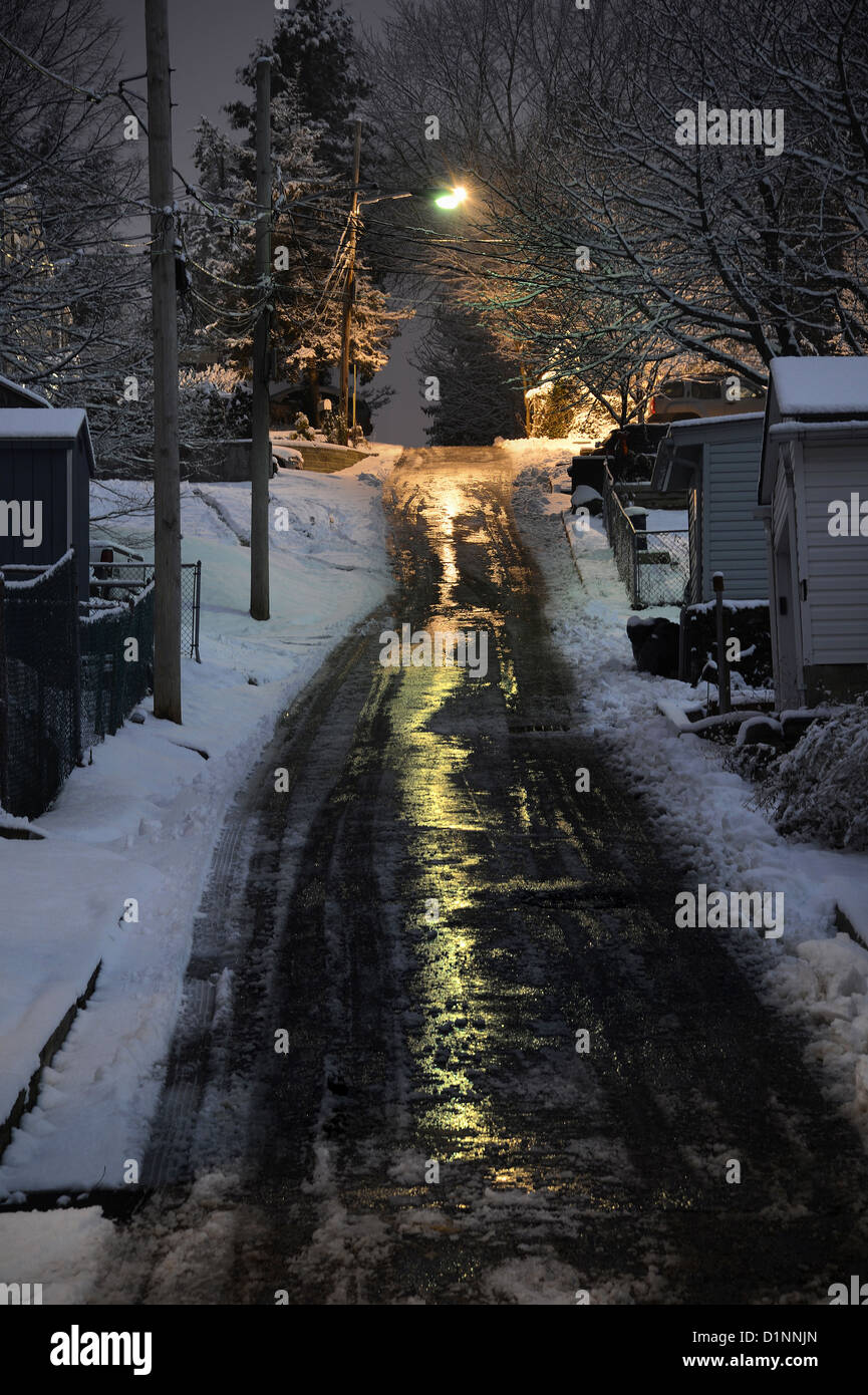 Eisige Winter Hill in der Nacht mit Straßenlaterne Stockfoto