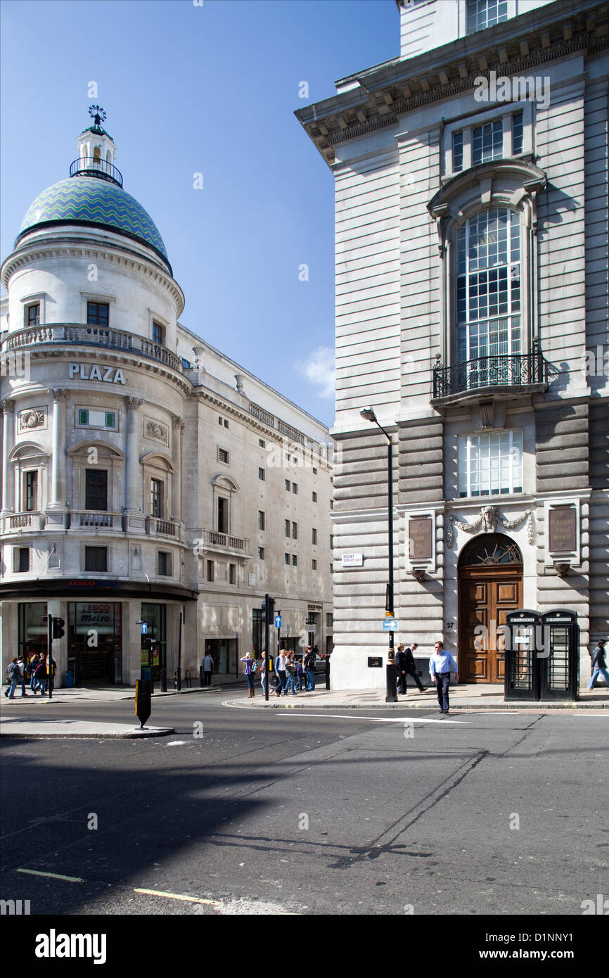 London, Vereinigtes Königreich, das Kino Plaza und der Barclays Bank-Gebäude Stockfoto