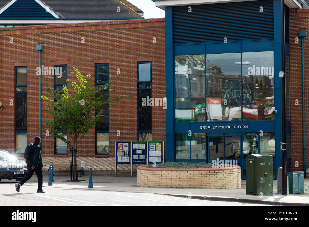 Ein Mann zu Fuß in Richtung zum Eingang Bromley Polizeistation im Süden von London. Stockfoto