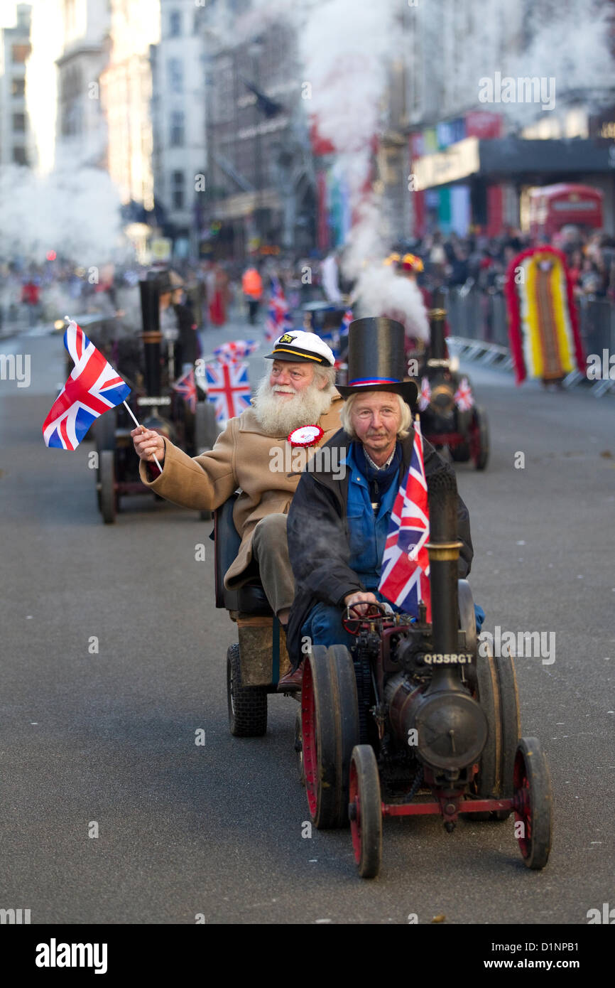 Londoner New Year es Day Parade 2013, England, UK. 01.01.2013 die Miniatur-Dampfer für wohltätige Zwecke und Mitarbeiter an der Londoner New Year Tagesparade, Zentral-London, UK. Stockfoto