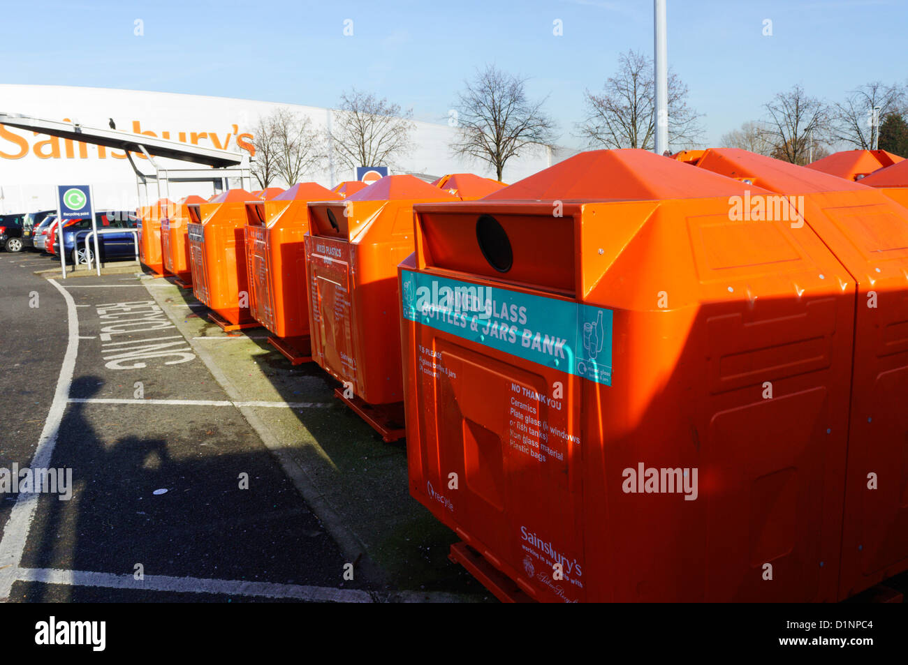 Ein Flaschen-recycling-Punkt auf einem Supermarkt-Parkplatz. Stockfoto